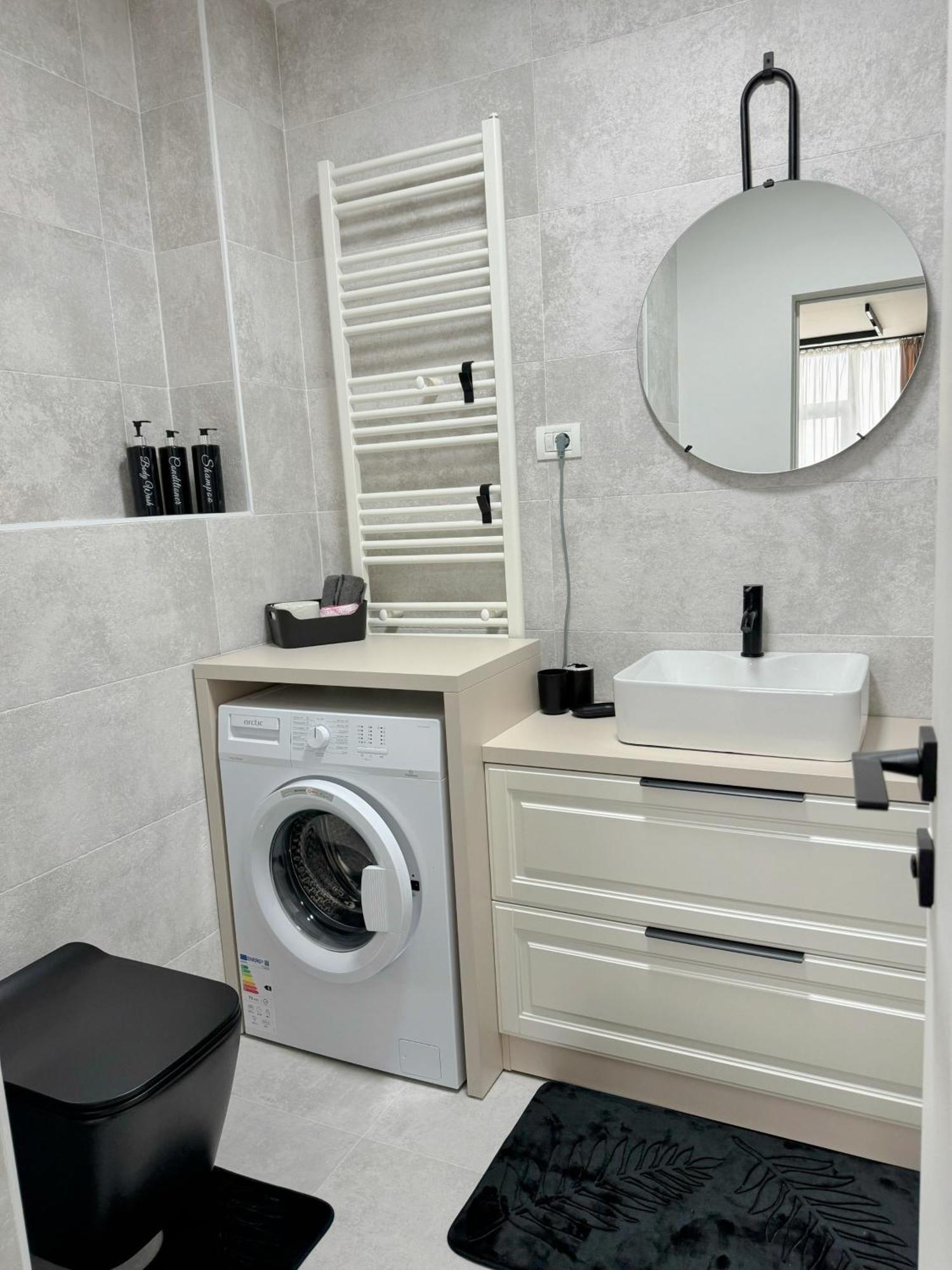 Stylish Apartment Getaway With Self Check-In And Free Parking Lot Arad Buitenkant foto