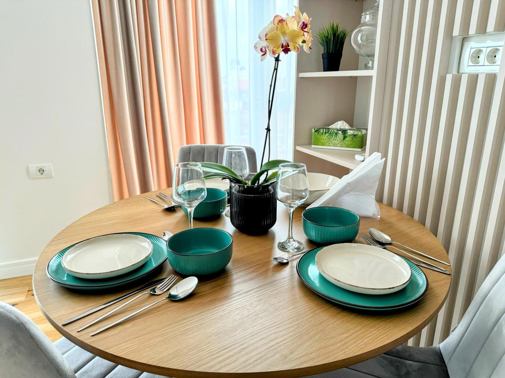 Stylish Apartment Getaway With Self Check-In And Free Parking Lot Arad Buitenkant foto