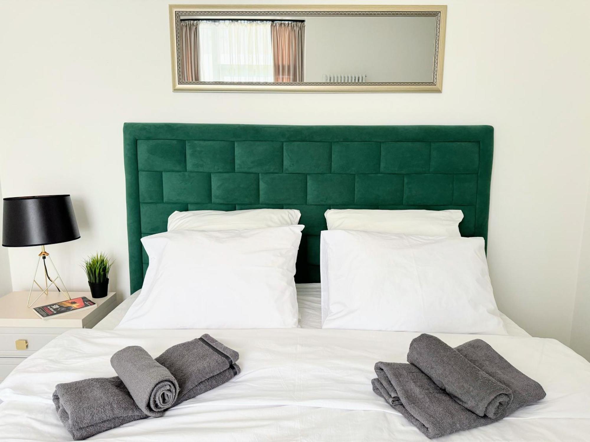 Stylish Apartment Getaway With Self Check-In And Free Parking Lot Arad Buitenkant foto