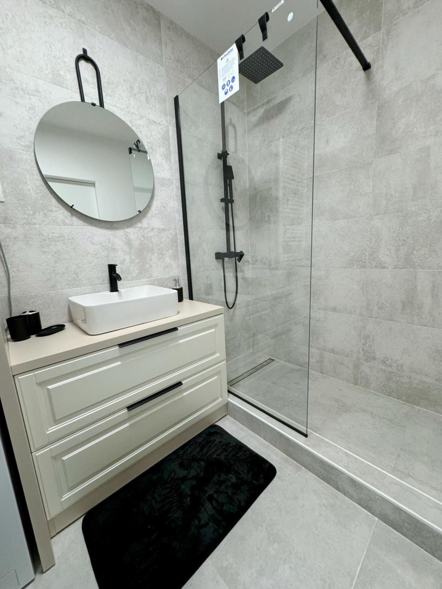Stylish Apartment Getaway With Self Check-In And Free Parking Lot Arad Buitenkant foto