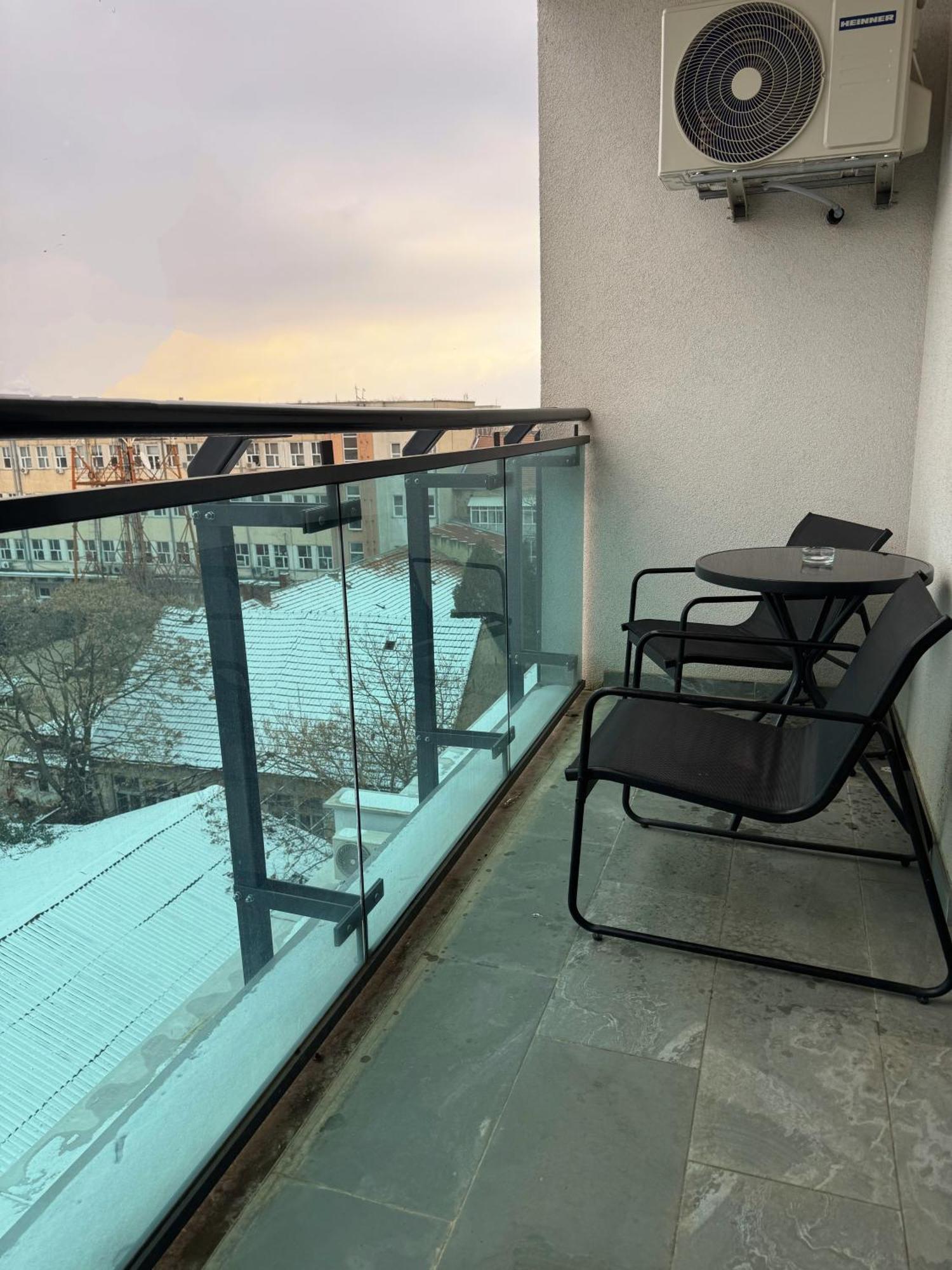 Stylish Apartment Getaway With Self Check-In And Free Parking Lot Arad Buitenkant foto