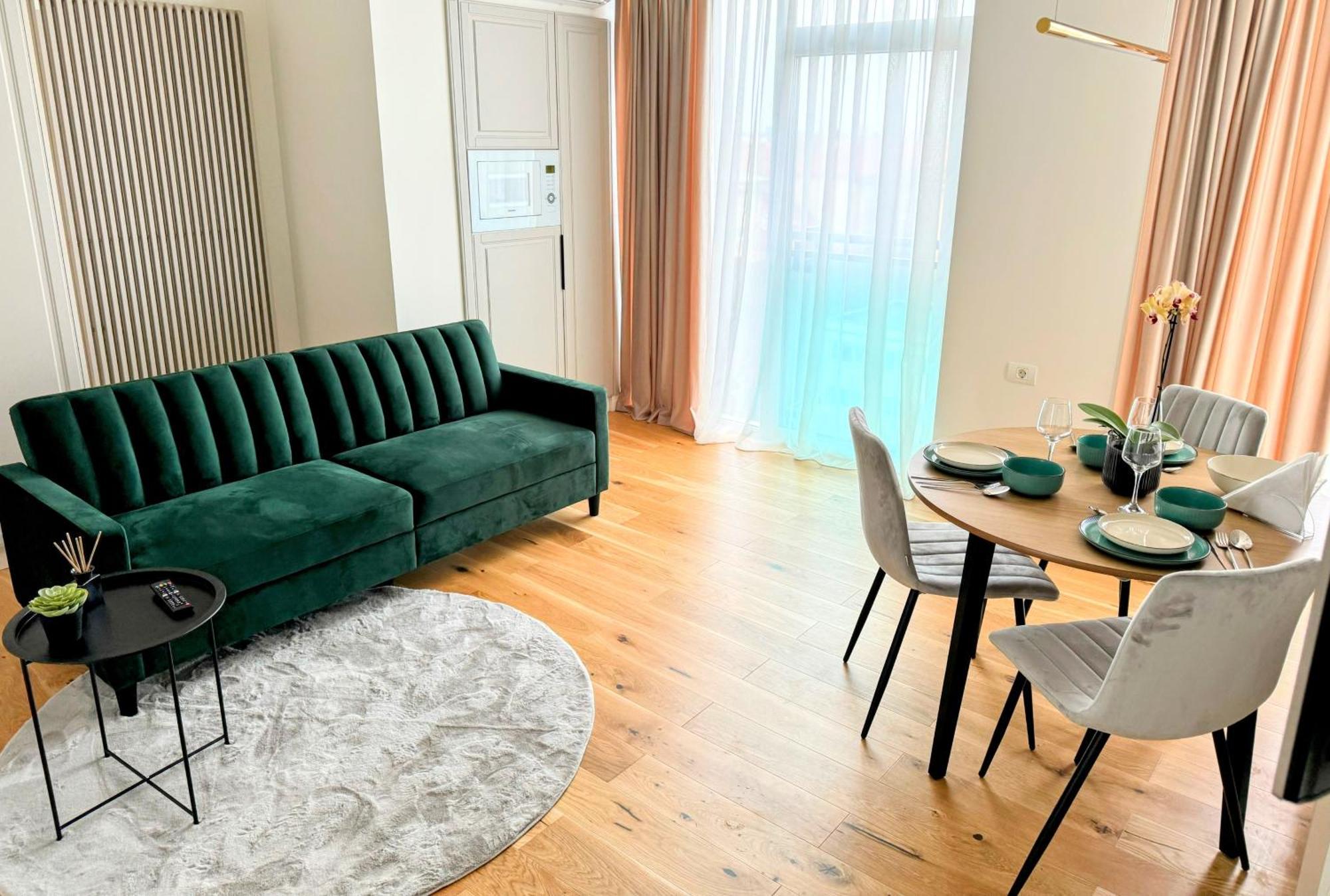 Stylish Apartment Getaway With Self Check-In And Free Parking Lot Arad Buitenkant foto